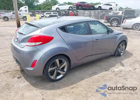 2016 Hyundai Veloster Base (M6) z USA, uszkodzony, nr VIN KMHTC6AD4GU303242